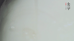 將浸泡了30分鐘的米放入電飯煲中，在水中加入半勺油。