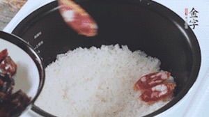 開蓋觀察飯，水微微收干，放入切好的金字香腸、醬肉、醬肉香腸。
