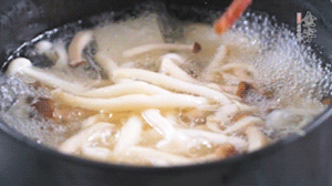 依次放火腿、豆腐，加水大火燒開，小火燉煮20分鐘，出鍋前撒上蔥花即可。