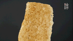 油炸豬皮冷水泡發(fā)，切成菱形。