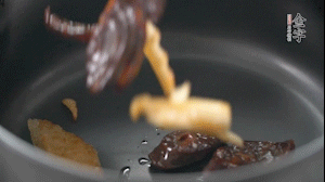 將炒好的食材放進(jìn)砂鍋，加水沒(méi)過(guò)。