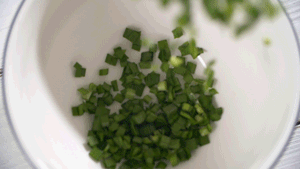韭菜洗凈，切粒。