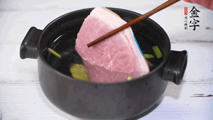 整塊豬肉，加蔥、姜片、料酒焯水。