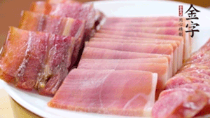 擺盤后鋪上老豆腐，淋點(diǎn)料酒，灑點(diǎn)白糖上鍋蒸20分鐘。