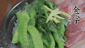 燜好的米飯開蓋，放入菜心、荷蘭豆，澆上調(diào)味汁拌勻。