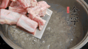 剁成塊狀的排骨洗凈，放入沸騰的鍋中，加姜片汆燙，2分鐘后撈出備用。