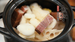 加水沒過食材，加料酒大火煮沸后，再小火燉煮1小時(shí)。（如果沒有砂鍋小火燉煮，用電飯煲的煮湯功能、高壓鍋也是可以的。）