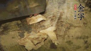 加適量溫水淹沒食材，大火燉至水沸后再小火慢燉1小時，出鍋前10分鐘加枸杞。（焯過水后的豬蹄不應再用涼水，用溫水燉煮更容易軟爛。也可以用高壓鍋或者有煲湯功能的電飯煲，省時又便于入味。）