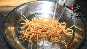 蟲草花用涼水浸泡10分鐘，干香菇溫水泡發(fā)至軟去蒂備用。蓮子、紅棗也可一同清洗干凈。