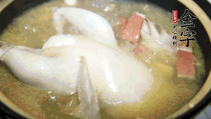 煮沸時(shí)加入蟲草花、香菇、紅棗，以料酒調(diào)味繼續(xù)小火燉煮1小時(shí)左右。