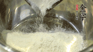 【油皮】1．將油皮材料放入料盆中，緩緩加100ml水，攪拌成雪花片狀。在案板上反復揉搓成有一定筋度的光潔面團，搓成12個團子。