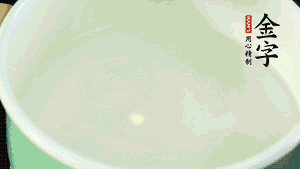 鍋中盛涼水，放入汆燙好的鴿子、火腿片、生姜片。