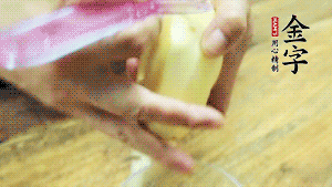 將食材洗凈，茄子、土豆切滾刀塊。