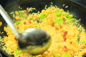 然后加入炒好的食材混合均勻，炒熟即可。出鍋前加少許黑胡椒、鹽和蔥花就可以啦?。?！