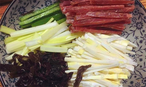 黑木耳泡發(fā)，黑木耳、韭黃、雷筍、青椒切成絲。