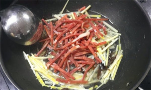 火腿絲、筍絲、黑木耳絲汆水后，瀝干。