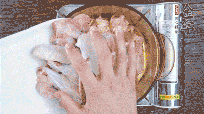 加料酒、蔥姜焯水2分鐘，清洗備用。