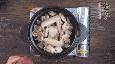 將雞肉塊、火腿、料酒、姜一同放入在燉鍋中，加冷水大火煮開后，小火燉煮40分鐘。