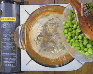 豌豆粒焯水30秒，過(guò)涼水。