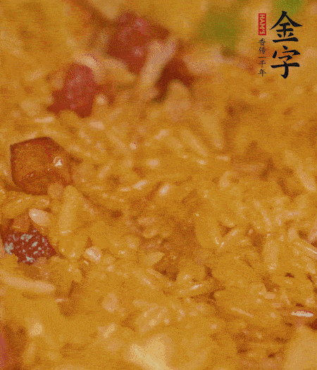 放一撮鹽、生抽少許，倒入炸好的芋頭。最后撒蔥花、蒜末翻炒均勻。