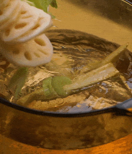 把玉米筍（對半切開）、西芹（切斜片）、蓮藕（切片），放入開水鍋內，加點少許鹽、油，汆燙2分鐘。