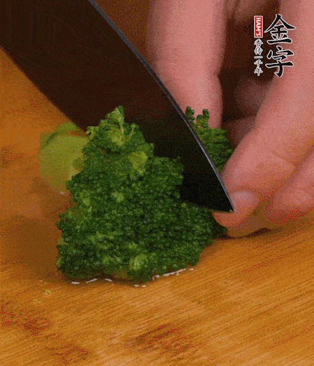 西蘭花用淡鹽水浸泡十幾分鐘后過開水焯燙熟后撈出。