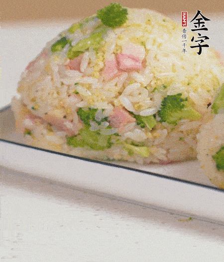 拌好的飯攥成飯團(tuán)。
