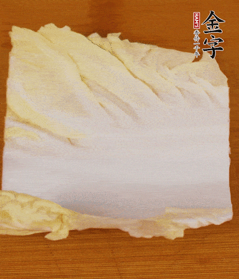 一片白菜一片淡火腿交替疊起，疊個兩三層放進鍋內(nèi)，直到塞滿鍋。