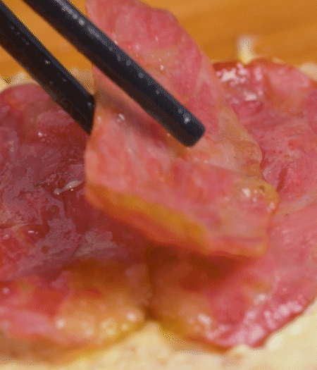 放上火腿、芝士片、生菜，再放一片土司。