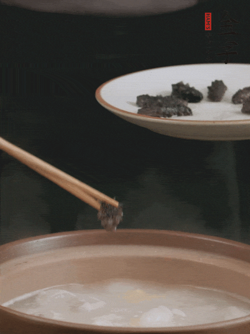 期間雞湯燉到80分鐘時，加小海參再燉10分鐘。