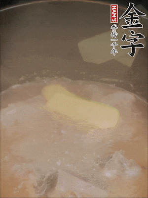 排骨洗凈，加生姜、黃酒焯水，溫水洗凈備用。