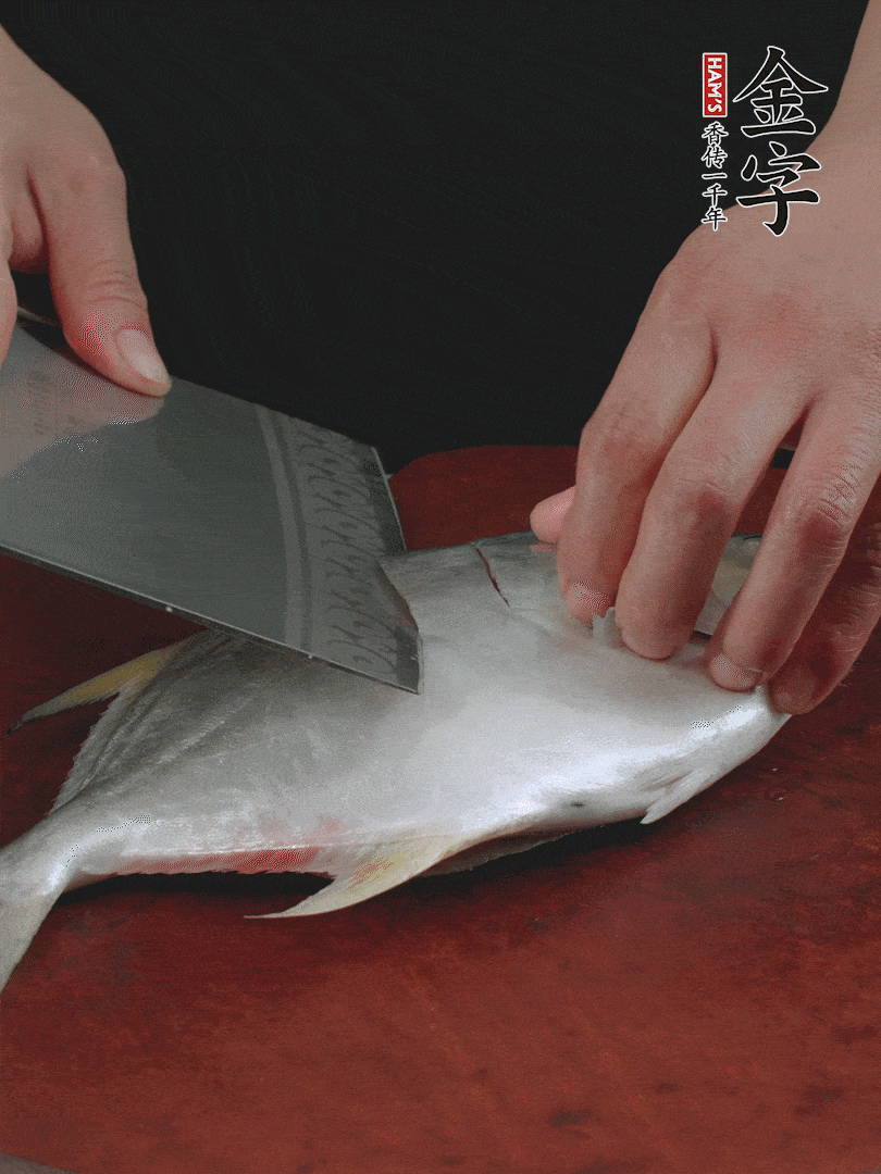 處理干凈銀鯧魚1條，表面斜刀切出花刀。