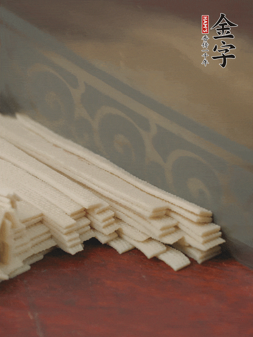 燉火腿期間，千張切細絲，白蘿卜去皮切細絲，蒜葉切細丁。
