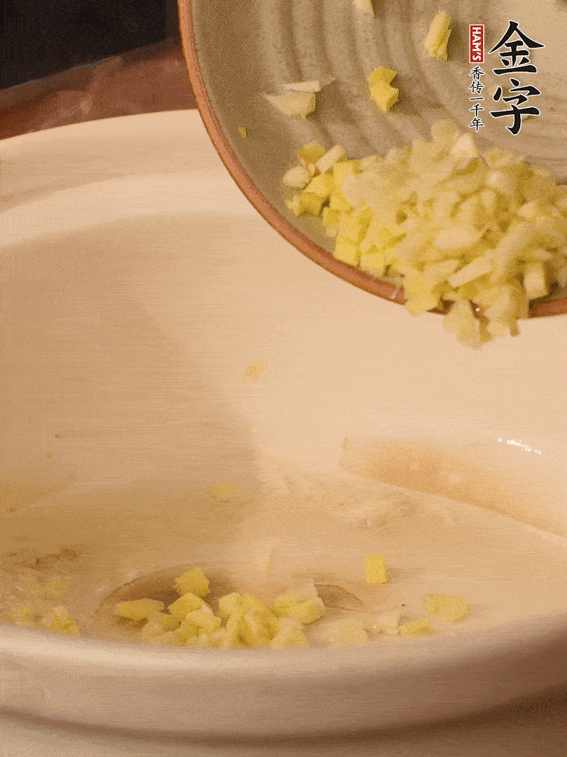 熱油下鍋，姜爆香。下冬瓜略微翻炒。