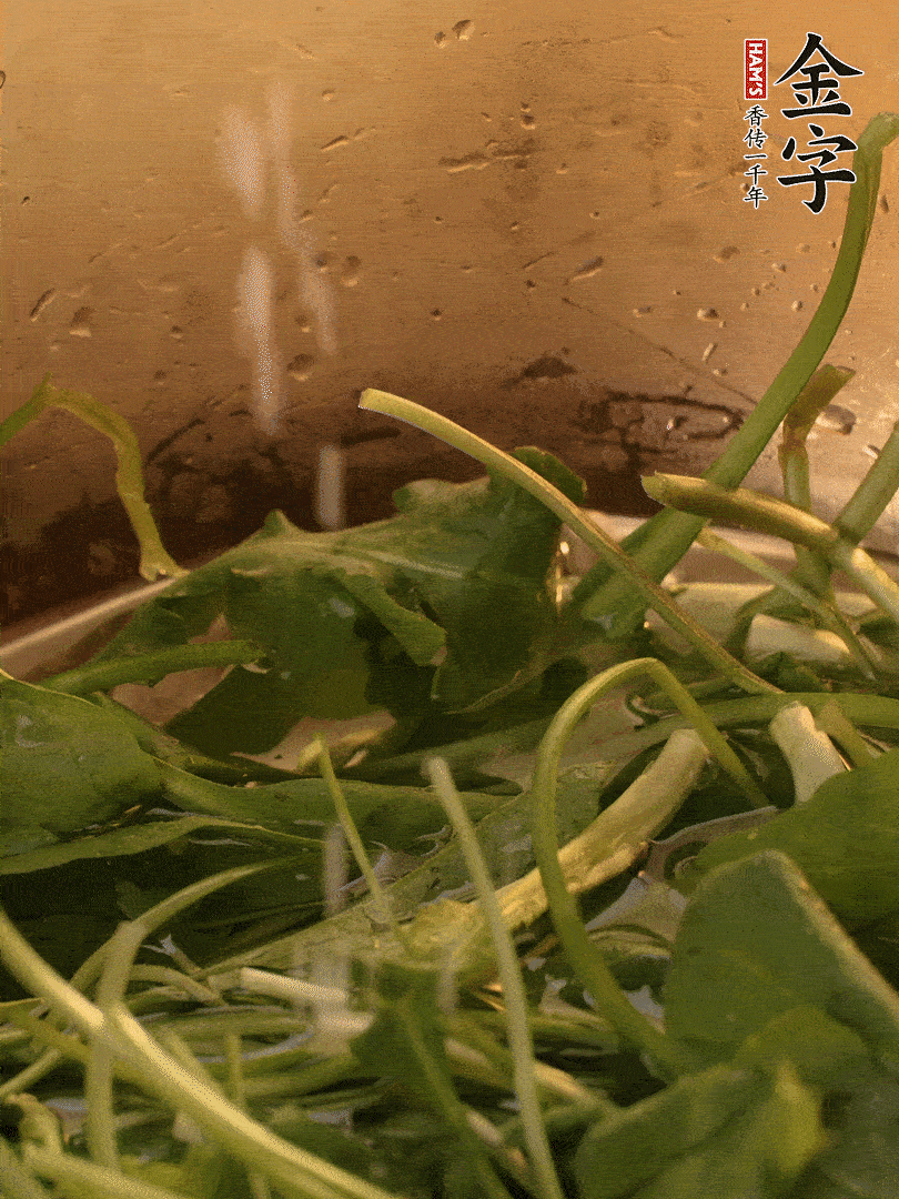 薺菜去掉根部，加小蘇打、鹽熱水沸騰燙軟。