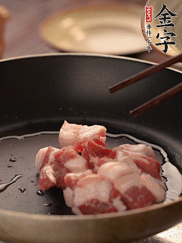 五花肉切條，煎到兩面金黃。