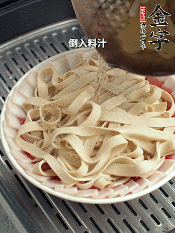 將料汁倒入食材中，改上保鮮膜蒸半小時(shí)。