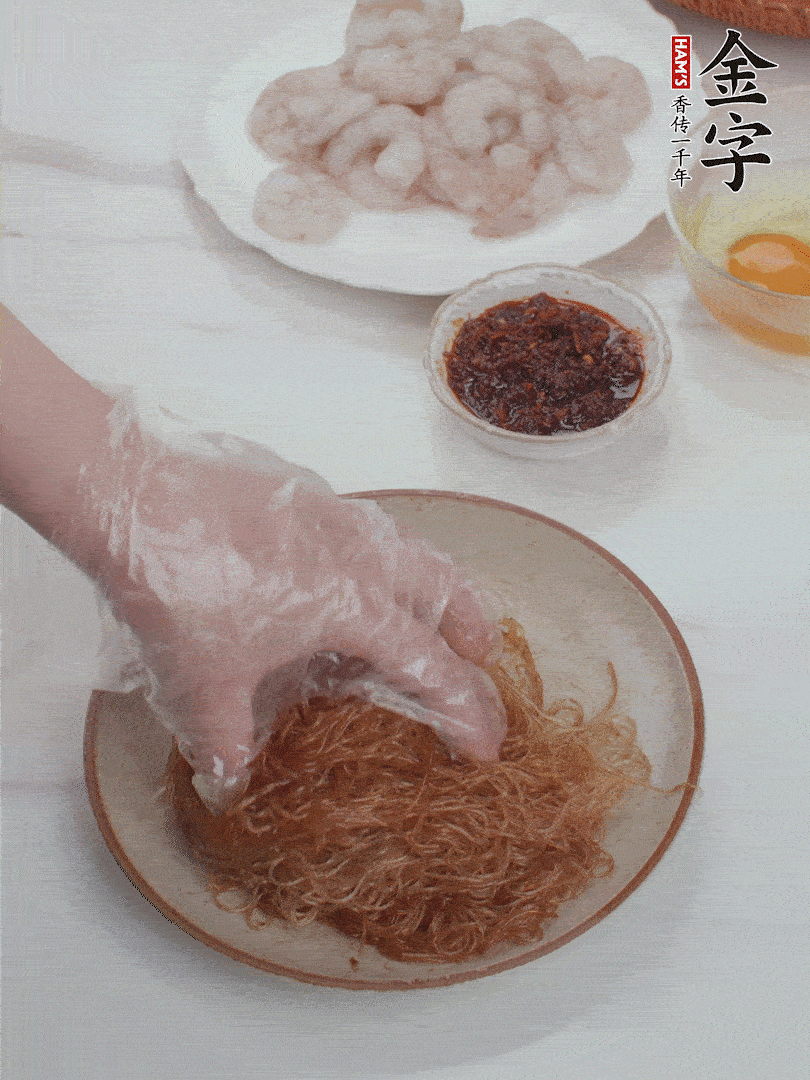 粉絲泡軟后，入沸水煮10秒，撈出后加1/2勺老抽、1/2勺食用油挑松。