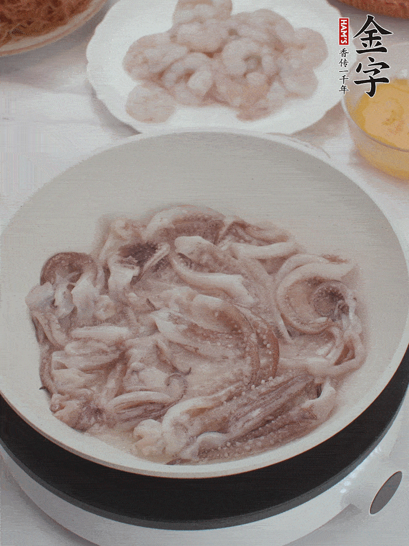 蝦仁、魷魚滑油，蛋液炒制半熟。