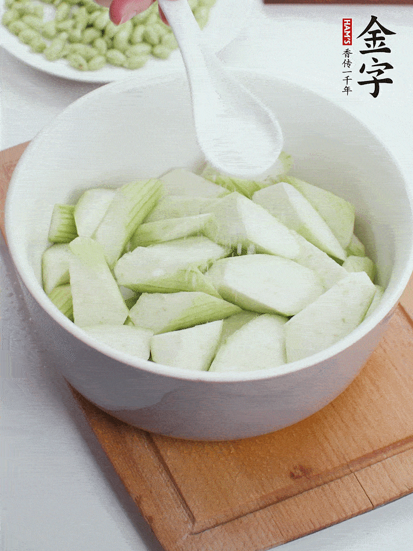 水中加1勺鹽浸泡，防止變黑。