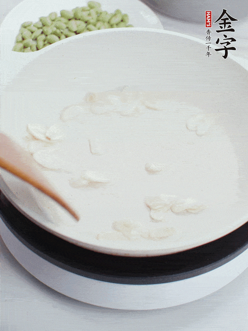 金字淡咸肉煮15分鐘，撈出切片。油5成熱時(shí)，蒜末、咸肉爆香。