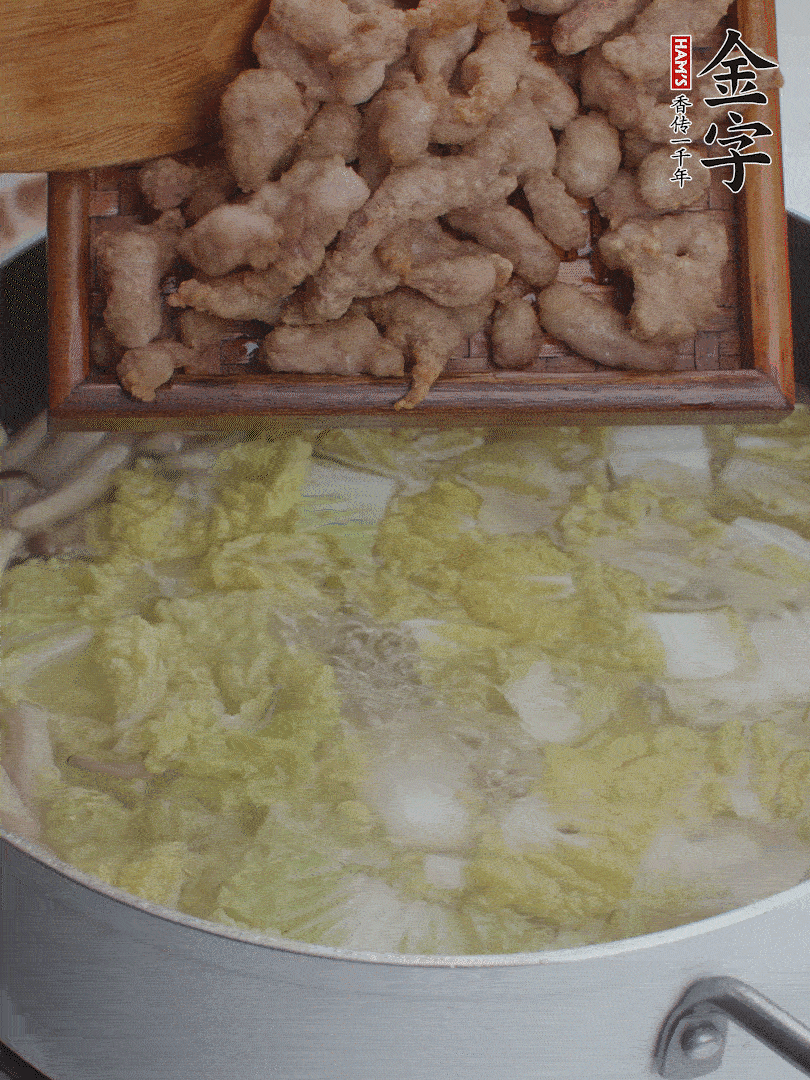 水開后煮10分鐘，下娃娃菜、小酥肉煮3分鐘。