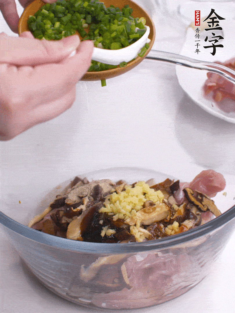 雞肉、香菇混合，加清水1/3杯、料酒1勺、蠔油1勺、鹽1勺、糖1/4勺、白胡椒1/4勺、食用油1勺、香油1/4勺、姜末、蔥花，攪拌均勻腌制2小時(shí)。