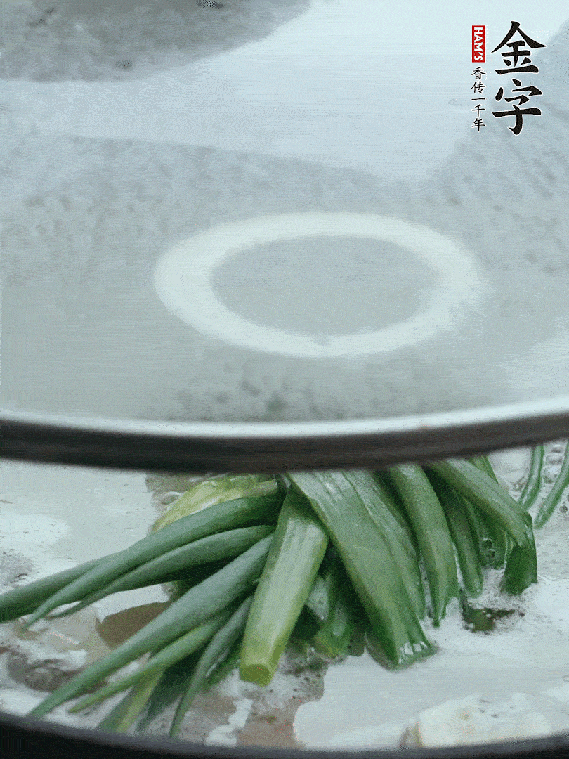 加蔥結(jié)去腥，大火開后中火燒20分鐘。