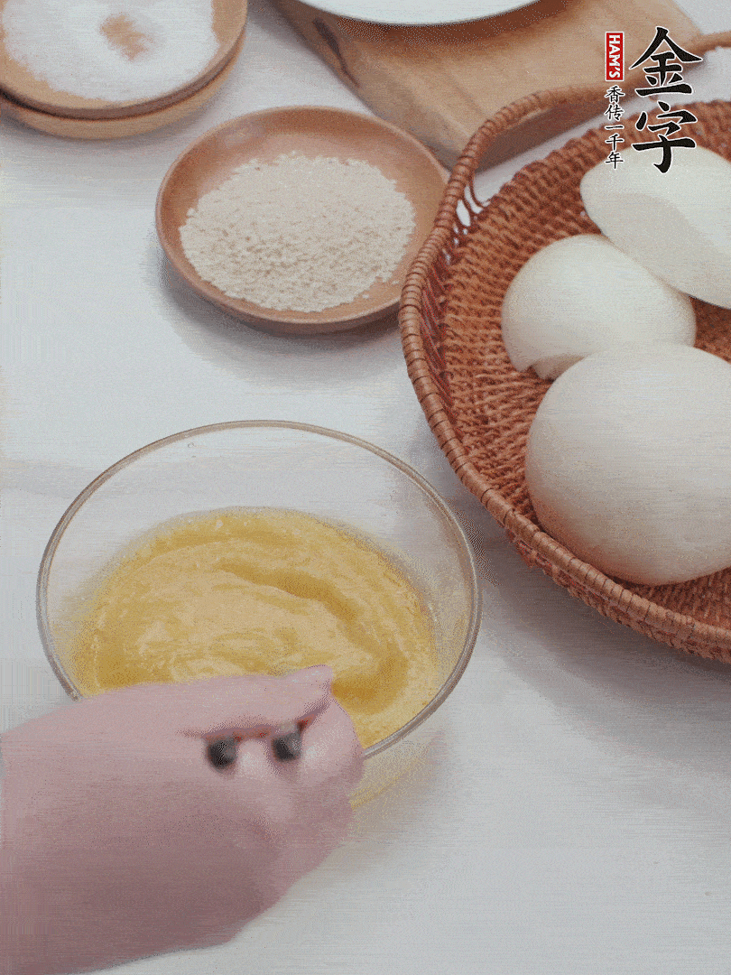 2個(gè)雞蛋加入1小勺鹽、1/2小勺胡椒粉打散。