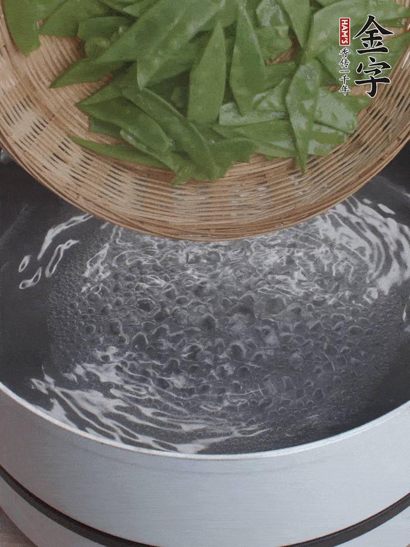 甜豆莢撕掉老筋，斜切兩半，焯水1分鐘。