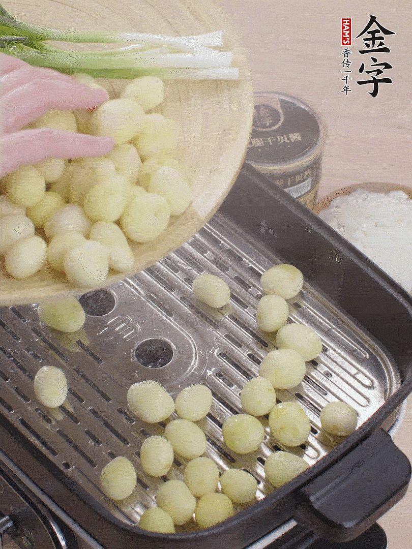去皮小土豆蒸熟。