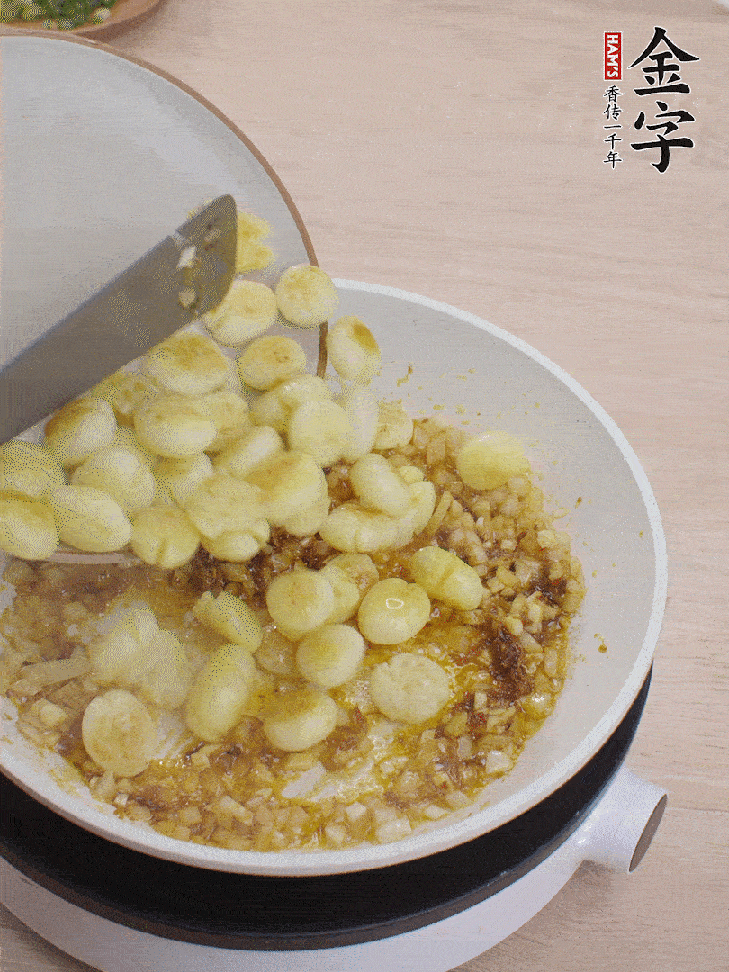 下小土豆翻炒均勻。