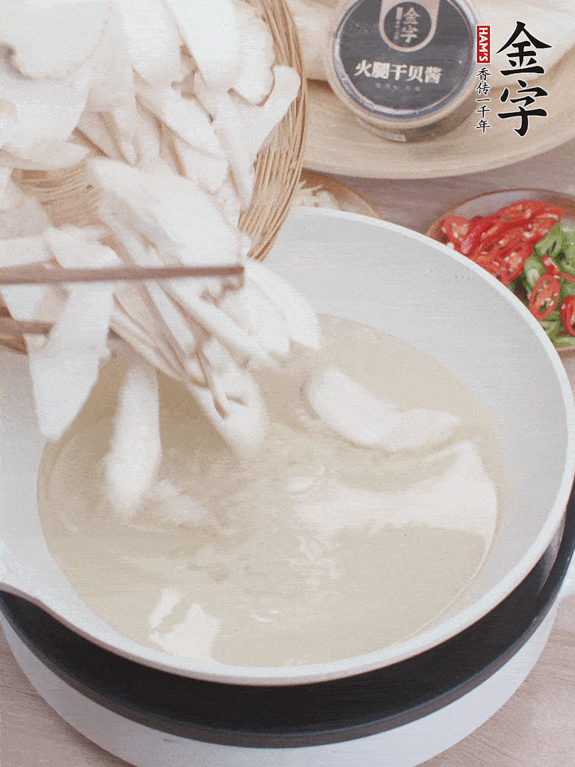 杏鮑菇切成片，油溫7層熱炸2分鐘。