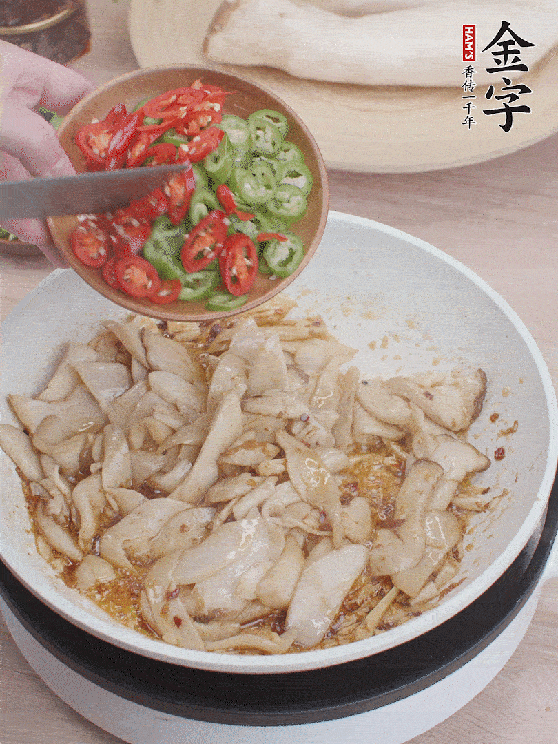 下杏鮑菇、青紅辣椒炒出香味。